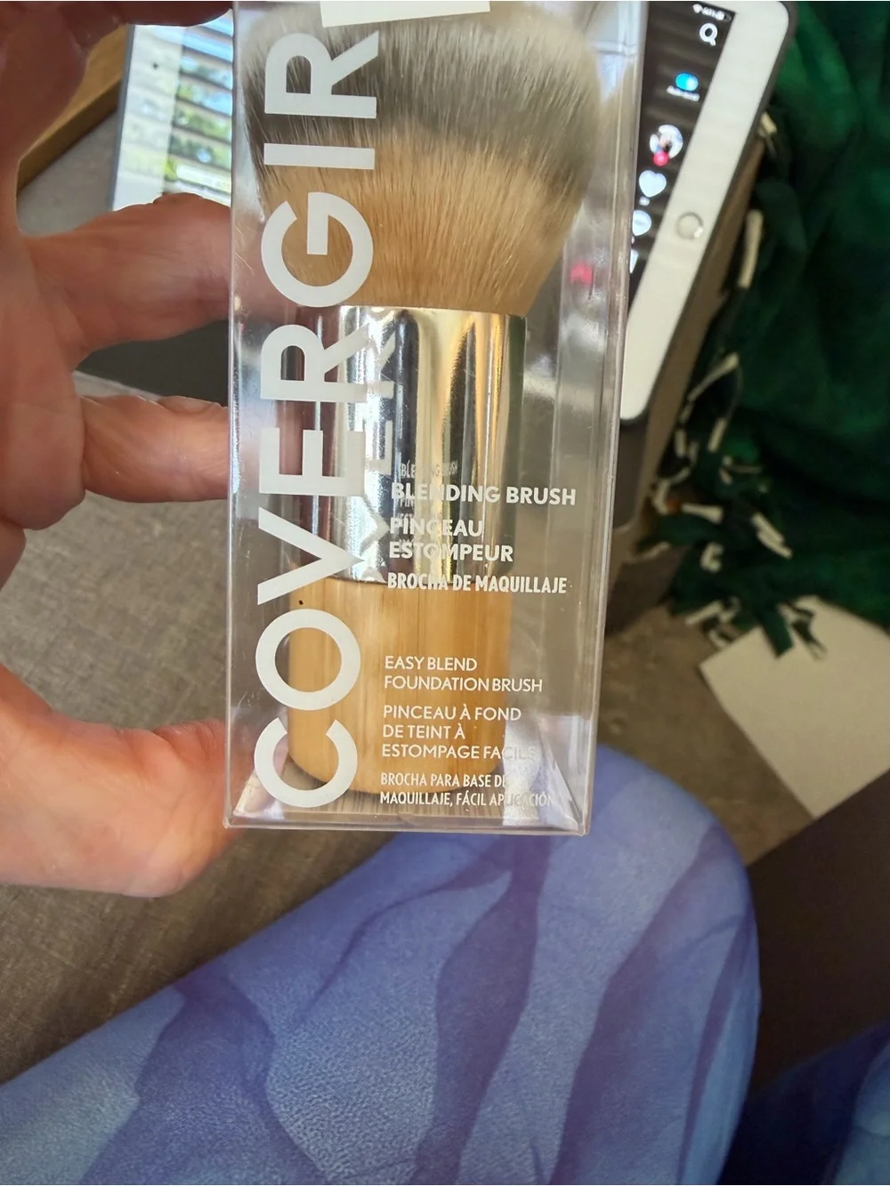 COVERGIRL Dual-Tone Foundation Blending Brush - Beige & Black Bristles